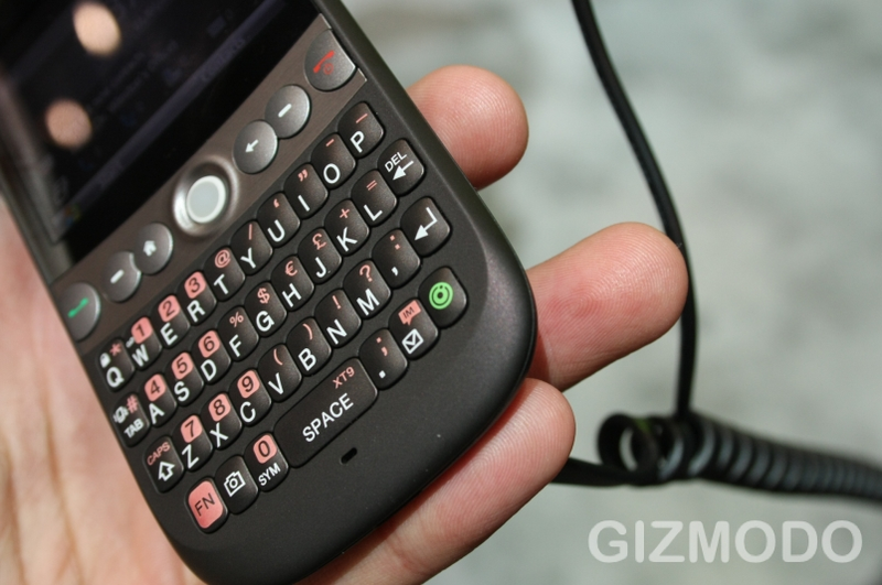 Illustration for article titled Lose Weight with HTC Snap Hands-On Next to Beautiful Black berry BOLD